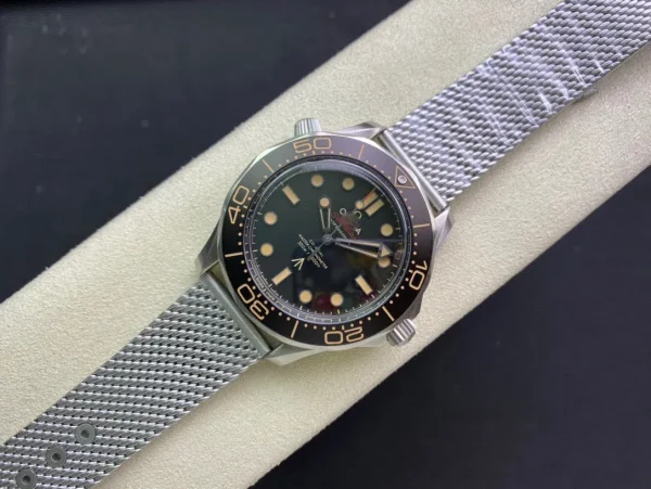 OMEGA SEAMASTER DIVER 300M 007 EDITION 210.90.42.20.01.001 OR FACTORY BLACK BEZEL - Image 4