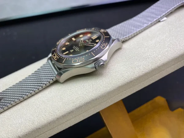 OMEGA SEAMASTER DIVER 300M 007 EDITION 210.90.42.20.01.001 OR FACTORY BLACK BEZEL - Image 6